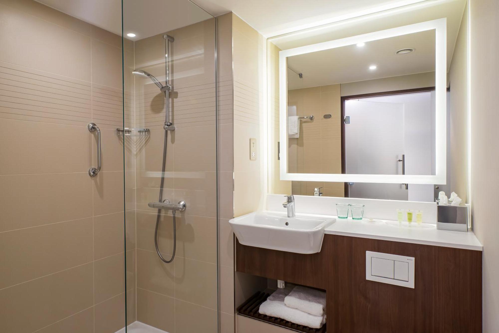 Courtyard By Marriott Airport Hotel