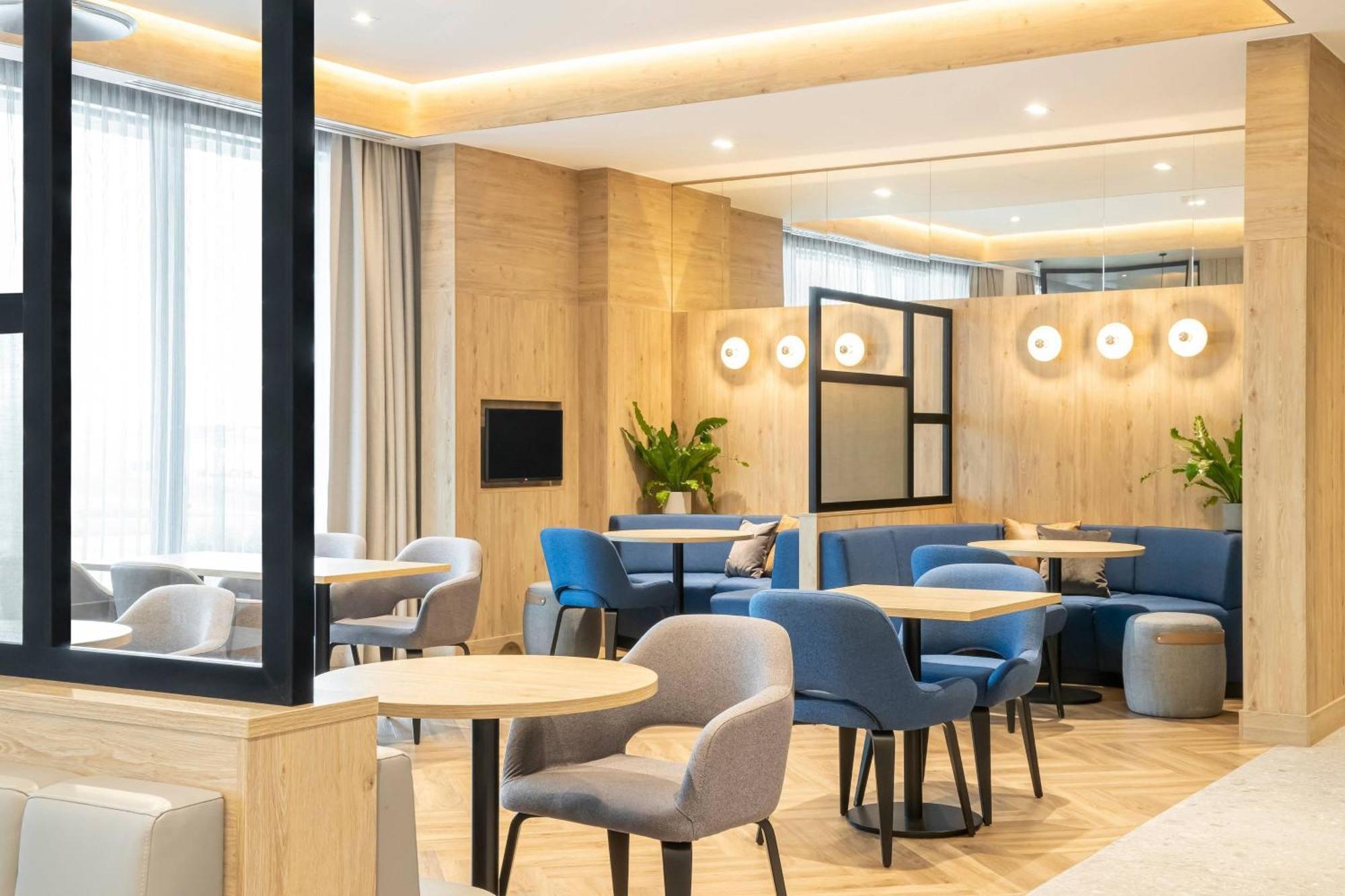 Courtyard By Marriott Airport